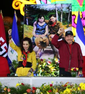 Entrega autobuses a transportistas en homenaje al Comandante Germán Pomares Ordóñez