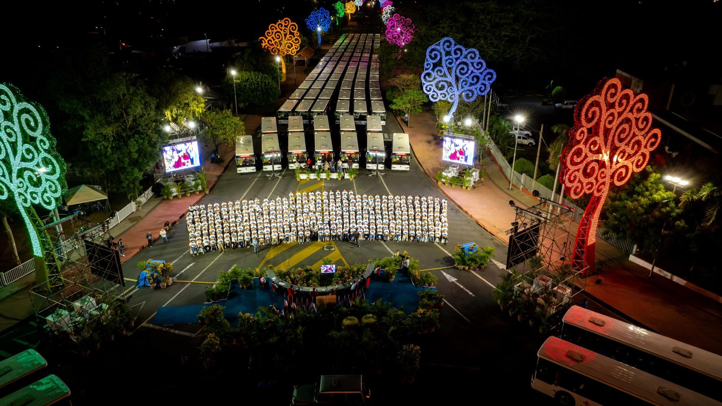 Entrega autobuses a transportistas en homenaje al Comandante Germán Pomares Ordóñez