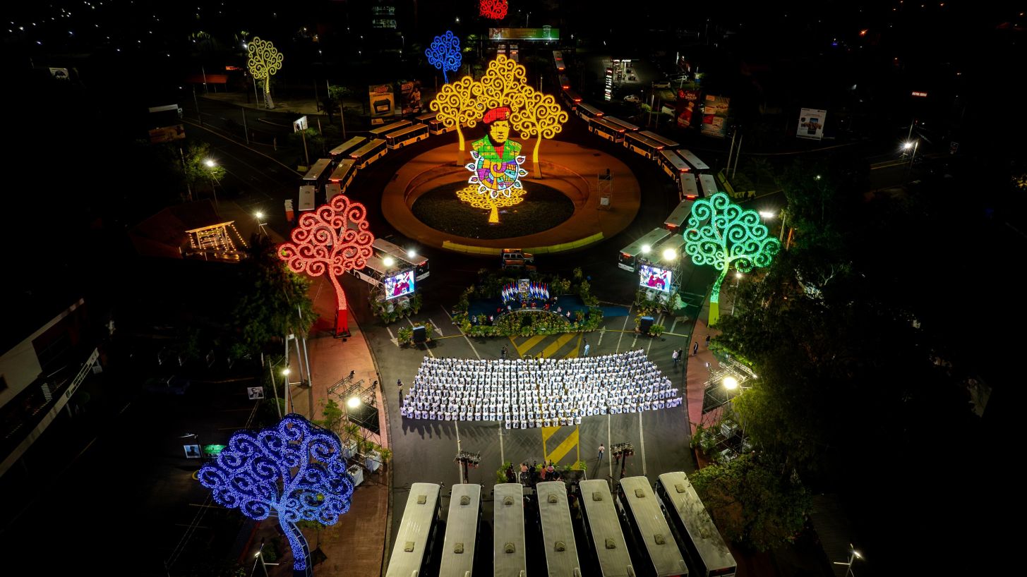 Entrega autobuses a transportistas en homenaje al Comandante Germán Pomares Ordóñez