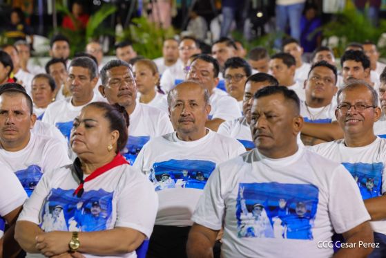 Entrega autobuses a transportistas en homenaje al Comandante Germán Pomares Ordóñez