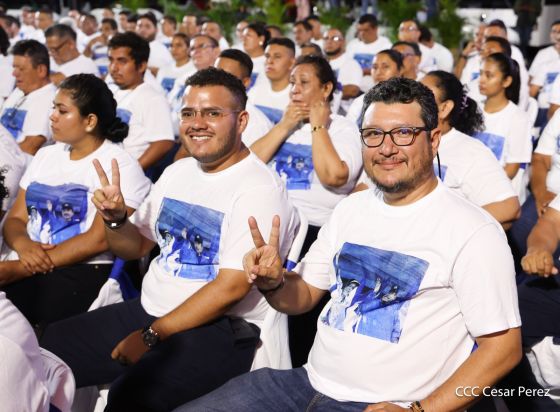 Entrega autobuses a transportistas en homenaje al Comandante Germán Pomares Ordóñez