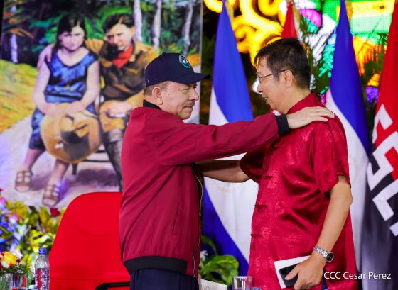 Entrega autobuses a transportistas en homenaje al Comandante Germán Pomares Ordóñez