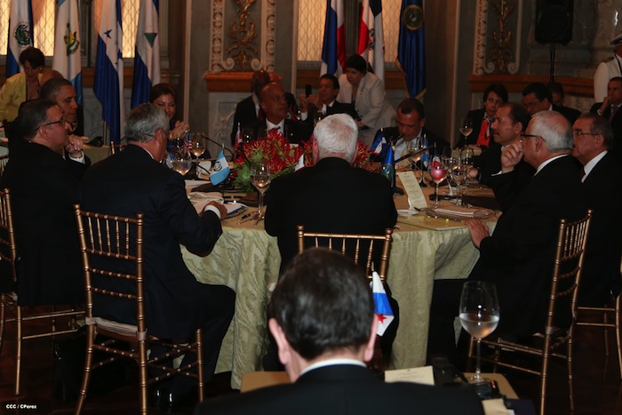 Daniel y Rosario en Cumbre del SICA con Obama