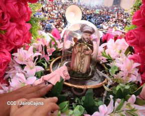 Multitudinaria procesión marca el retorno de Santo Domingo de Guzmán a Las Sierritas