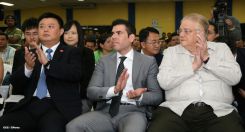 Wang Jing sostiene intercambio con comunidad universitaria