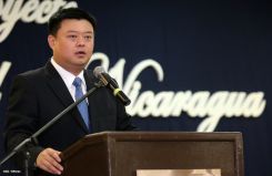 Wang Jing sostiene intercambio con comunidad universitaria