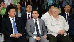 Wang Jing sostiene intercambio con comunidad universitaria