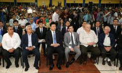 Wang Jing sostiene intercambio con comunidad universitaria