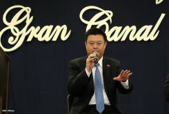 Wang Jing sostiene intercambio con comunidad universitaria