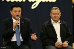 Wang Jing sostiene intercambio con comunidad universitaria