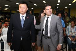 Wang Jing sostiene intercambio con comunidad universitaria