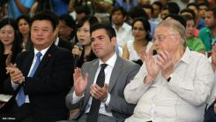 Wang Jing sostiene intercambio con comunidad universitaria