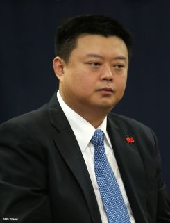 Wang Jing sostiene intercambio con comunidad universitaria