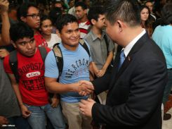 Wang Jing sostiene intercambio con comunidad universitaria