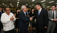 Wang Jing sostiene intercambio con comunidad universitaria