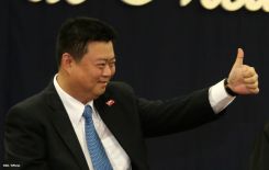 Wang Jing sostiene intercambio con comunidad universitaria