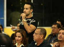 Wang Jing sostiene intercambio con comunidad universitaria