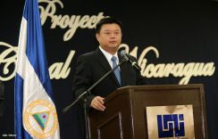 Wang Jing sostiene intercambio con comunidad universitaria