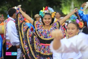 Gran Baile del Huipil en la Plaza Soberanía en Managua