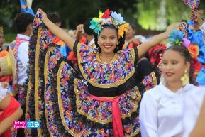 Gran Baile del Huipil en la Plaza Soberanía en Managua