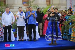 Gran Baile del Huipil en la Plaza Soberanía en Managua