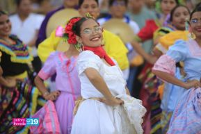 Gran Baile del Huipil en la Plaza Soberanía en Managua