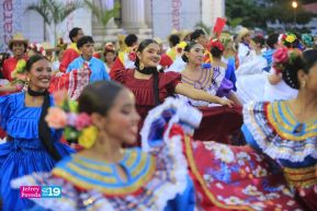 Gran Baile del Huipil en la Plaza Soberanía en Managua