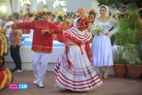Gran Baile del Huipil en la Plaza Soberanía en Managua
