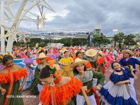 Gran Baile del Huipil en la Plaza Soberanía en Managua