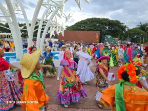 Gran Baile del Huipil en la Plaza Soberanía en Managua
