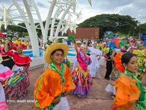 Gran Baile del Huipil en la Plaza Soberanía en Managua