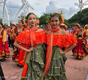 Gran Baile del Huipil en la Plaza Soberanía en Managua