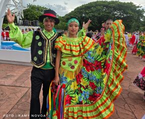 Gran Baile del Huipil en la Plaza Soberanía en Managua
