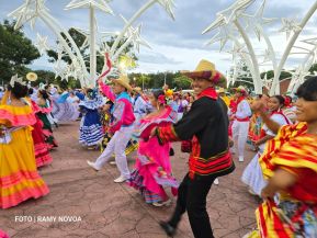 Gran Baile del Huipil en la Plaza Soberanía en Managua