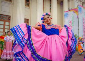 Gran Baile del Huipil en la Plaza Soberanía en Managua
