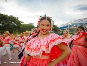 Gran Baile del Huipil en la Plaza Soberanía en Managua