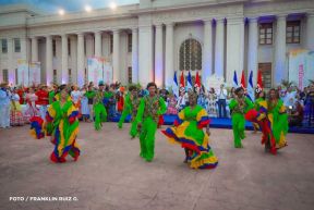Gran Baile del Huipil en la Plaza Soberanía en Managua