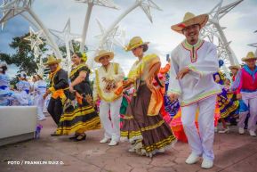 Gran Baile del Huipil en la Plaza Soberanía en Managua