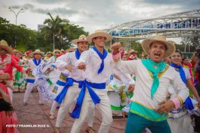 Gran Baile del Huipil en la Plaza Soberanía en Managua