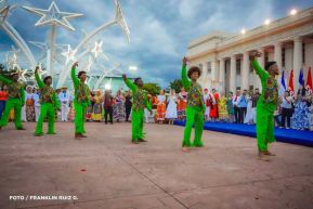 Gran Baile del Huipil en la Plaza Soberanía en Managua
