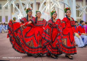 Gran Baile del Huipil en la Plaza Soberanía en Managua