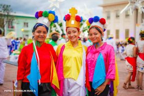 Gran Baile del Huipil en la Plaza Soberanía en Managua