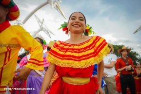 Gran Baile del Huipil en la Plaza Soberanía en Managua