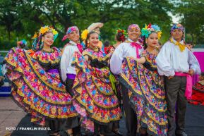 Gran Baile del Huipil en la Plaza Soberanía en Managua