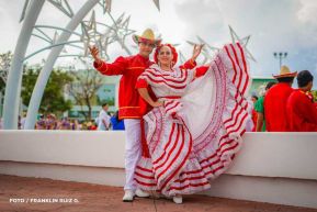 Gran Baile del Huipil en la Plaza Soberanía en Managua