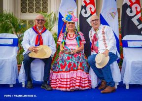 Gran Baile del Huipil en la Plaza Soberanía en Managua