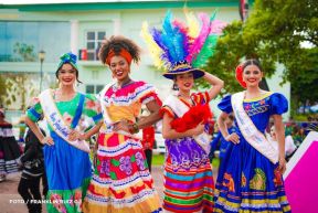 Gran Baile del Huipil en la Plaza Soberanía en Managua