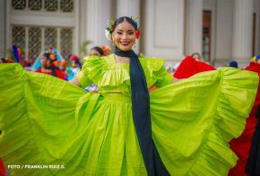 Gran Baile del Huipil en la Plaza Soberanía en Managua