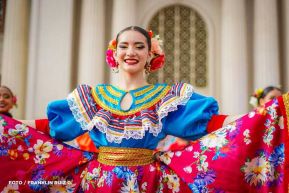Gran Baile del Huipil en la Plaza Soberanía en Managua