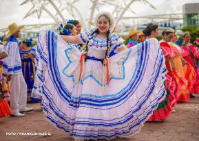 Gran Baile del Huipil en la Plaza Soberanía en Managua